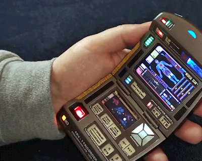 Thanh nhiên chế tạo chiếc điện thoại của tương lai trong phim Star Trek: Voyager