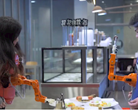 Độc đáo cánh tay robot hỗ trợ gắp thức ăn cho con người