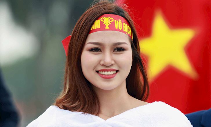 Dàn hotgirl tiếp lửa các 'soái ca' tuyển Việt Nam trước đại chiến với Nhật Bản