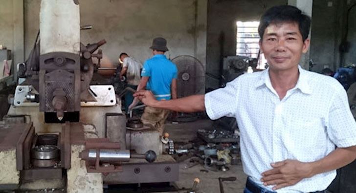 Anh Trần Đình Lai tại xưởng chế tạo máy móc