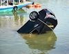 Vì sao các nạn nhân thường khó sống sót khi xe hơi rơi xuống nước?