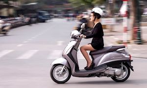 Những sai lầm không tưởng của phụ nữ khi sử dụng xe máy