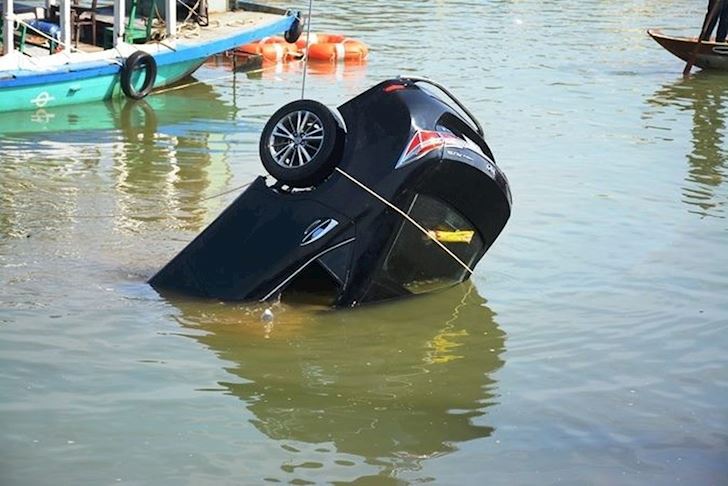 Vì sao các nạn nhân thường khó sống sót khi xe hơi rơi xuống nước?