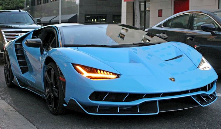Siêu xe Lamborghini hàng độc màu xanh “em bé” giá 65 tỷ tìm chủ mới