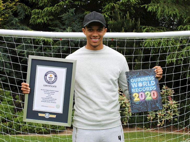 Alexander-Arnold nhận kỷ lục Guinness siêu ấn tượng