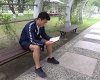 Video clip: Thủ môn Bùi Tiến Dũng đọc sách luyện tinh thần thép đấu 'Thể công của Triều Tiên'