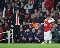 CĐV Arsenal suy sụp khi thấy ghế Emery chắc như núi