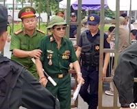 Video clip: Tự xưng thương binh, tấn công VFF đòi vé trận Việt Nam đấu Malaysia