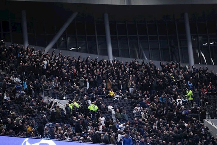 Tottenham cấm trọn đời fan nhà vì tội phe vé