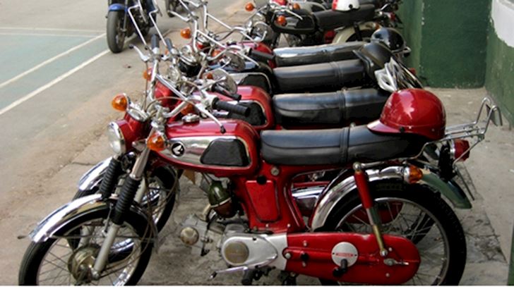 Những hình ảnh về xe máy trên đường phố Sài Gòn xưa Honda Dame và Honda 67