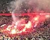 CLIP: Vui quá đà, Ultras PSG khiêng bảo vệ sân Old Trafford lên ăn mừng