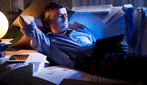 3 bước cần làm để hạn chế tối đa ánh sáng xanh hại mắt khi làm việc chơi game khuya