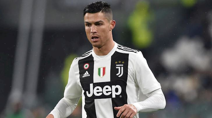 Ronaldo khó chịu trước sai lầm của Juventus