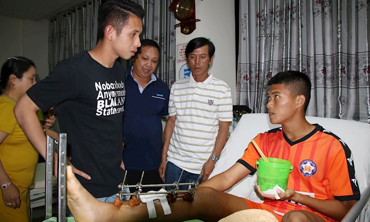Quế Ngọc Hải gửi lời hỏi thăm cầu thủ U19 Đà Nẵng gãy chân
