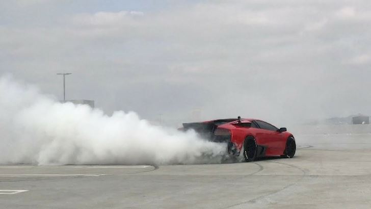 Siêu xe Lamborghini và Ferrari so tài drift xe kịch tính