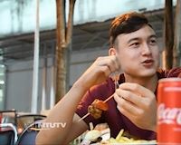 CLIP: 'Phát thèm' nhìn Văn Lâm ăn đồ Thái