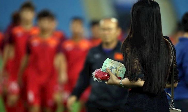 U23 Việt Nam nhận cục tiền trên sân, vui hay buồn?