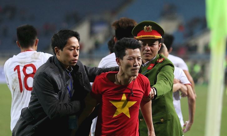 CĐV quá khích phá hỏng màn ăn mừng của U23 Việt Nam
