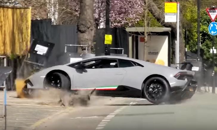 Trẻ trâu phá nát siêu xe Lamborghini mới mua sau màn thể hiện trên phố