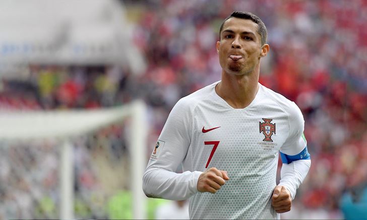 CLIP: Muốn 'đệm bóng vào lưới trống' như Ronaldo, đâu phải dễ?