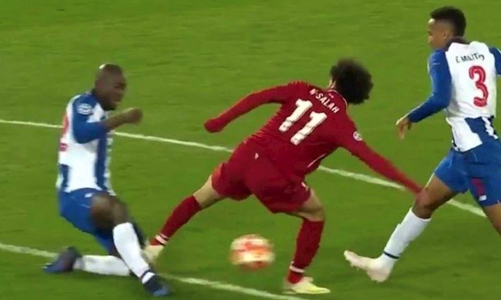 Đá bóng như đánh nhau, Salah sắp rước họa vào thân