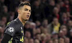CLIP: Ronaldo bị fan Ajax tấn công khi ăn mừng bàn thắng