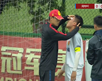 SỐC: Đàn em Quang Hải, Duy Mạnh đấm vỡ mặt cầu thủ Trung Quốc