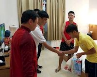 Cầu thủ U17 Hà Nội cúi người xin lỗi đồng nghiệp Trung Quốc