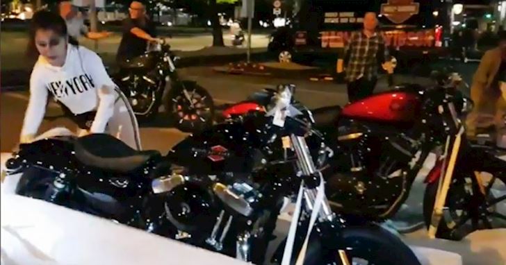 Vợ xinh đẹp tặng xe Harley-Davidson gần nửa tỉ cho chồng