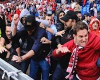 Hooligan Anh "thông chốt" cho Liverpool ở Catalunya