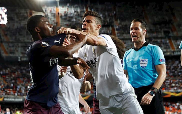 CLIP: Cầu thủ Arsenal và Valencia 'choảng' nhau tại Mestalla