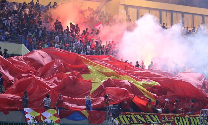 Bóng đá Việt Nam: Những lần ôm hận vì pháo sáng