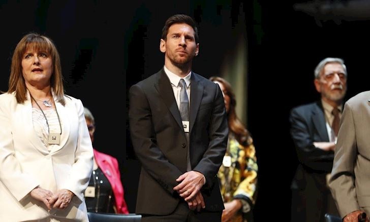 Gánh team cật lực, Messi chính thức có giải thưởng đầu tiên