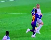 Đấm Fabinho, Messi bị tố lên UEFA