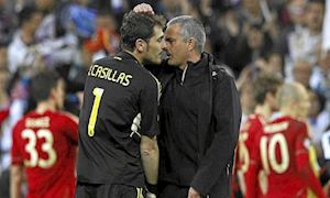 Gạt thù hận, Mourinho rối rít lo cho trò cũ Casillas
