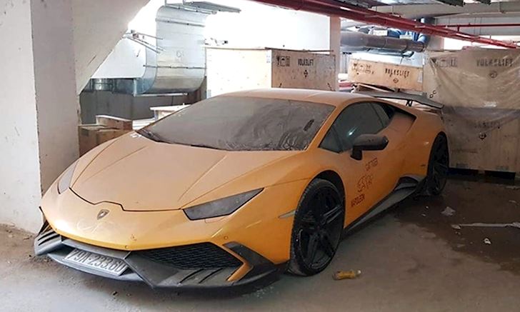Nghẹn ngào nhìn siêu xe Lamborghini bị bỏ xó phủ bụi tại Nha Trang