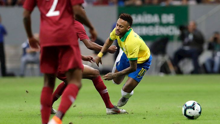 Neymar khiến bác sĩ ĐT Brazil phát chán vì hay nằm sân