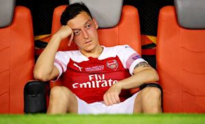 Ozil xúc phạm Emery, ngày rời Arsenal gần kề