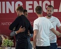 Cầu thủ Liverpool ôm hôn an ủi cầu thủ Tottenham ở tuyển Anh