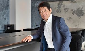Video clip: Akira Nishino - HLV triệu đô của tuyển Thái Lan là ai?