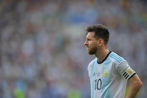 Thua trận, Messi vẫn phải 'cố đấm ăn xôi' với Argentina