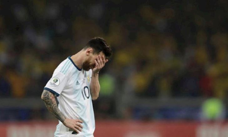 Argentina thua Brazil, HLV lo Messi 