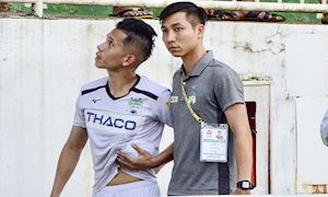 Video clip: Hồng Duy chấn thương, thầy Park lo lắng cho vòng loại World Cup