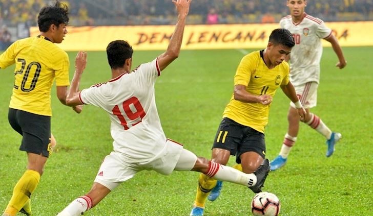 Đá trên chân, Malaysia vẫn thua ngược UAE trên sân nhà