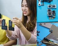 Tháo tung iPhone 11 Pro Max đầu tiên trên thế giới tại Việt Nam