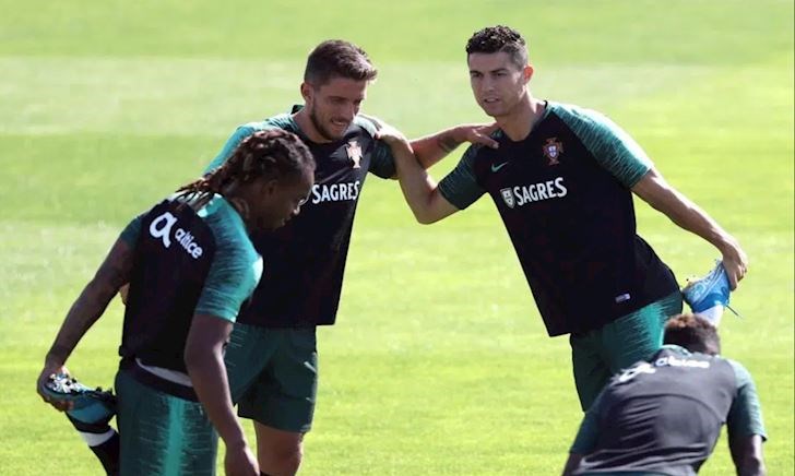 Video clip: Ronaldo ngửi tóc đồng đội gây hoang mang cộng đồng mạng