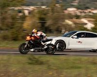 Cuộc đua drag giữa Harley-Davidson LiveWire và Porsche Taycan