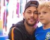Neymar - từ ngôi sao sân cỏ đến người bố chu đáo