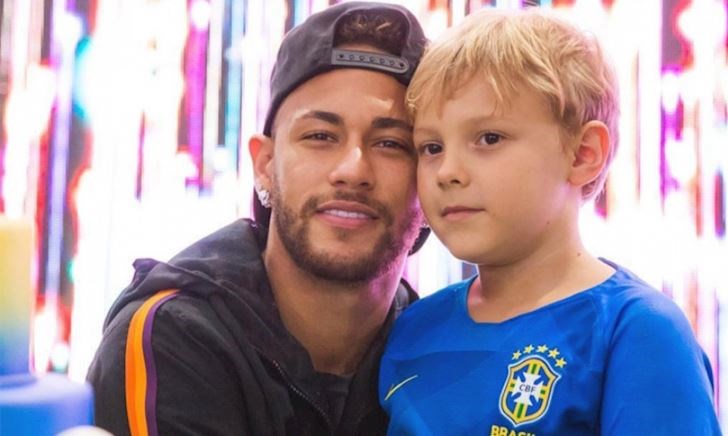 Neymar - từ ngôi sao sân cỏ đến người bố chu đáo
