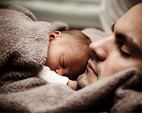 'Nghiện' ôm con khi ngủ: Thói quen tai hại cần phải bỏ ngay trước khi quá muộn!